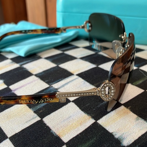 RARE Tiffany Key Sunglasses - Tortoise & Crystal ๐ - Picture 7 of 8